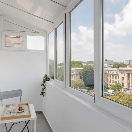 Playful & Bright 1br Near The Faculty Of Law Apartment