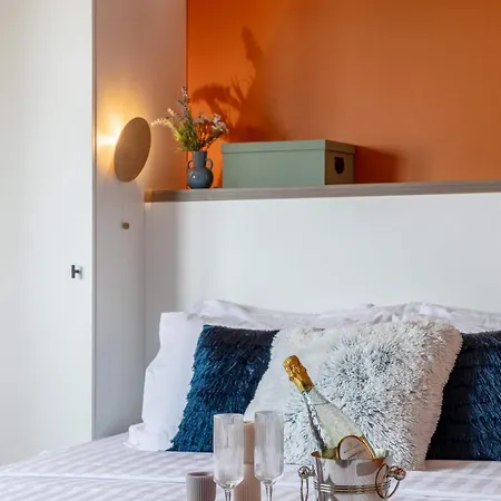 Playful & Bright 1br Near The Faculty Of Law Apartment