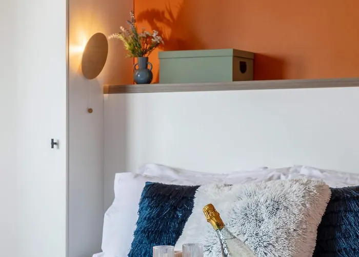 Playful & Bright 1br Near The Faculty Of Law Apartament